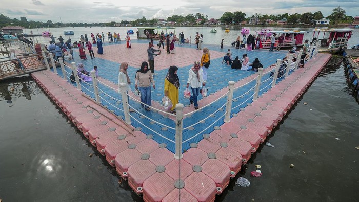 Foto udara suasana Danau Sipin yang dipadati pengunjung di Telanaipura, Jambi, Kamis (11/4/2024). Danau seluas 89,2 hektare di tengah-tengah Kota Jambi itu menjadi alternatif pilihan wisata keluarga warga daerah itu saat libur Lebaran Idul Fitri 1445 Hijriah. ANTARA FOTO/Wahdi Septiawan/nz.