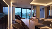 Sementara itu, tepat di samping kitchen island-nya ada meja makan yang tak kalah mewah. Meja makannya luas dan kursinya banyak. Foto: YouTube Fuji An