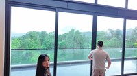 Dan yang menari, dapur rumah Verrel Bramasta ini terdapat pintu kaca besar yang mengarahkan langsung pada pemandangan gunung Salak dan bianglala di Jungle Land. Foto: YouTube Fuji An