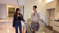 Potret rumah baru Verrel Bramasta ini banyak diperlihatkan lewat YouTube para selebriti. Salah satunya lewat kanal Fuji An. Foto: YouTube Fuji An