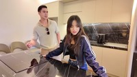 Untuk kompornya, Verrel menyediakan kompor listrik. Semuanya dibuat berwarna hitam senada dengan interior dapurnya. Foto: YouTube Fuji An