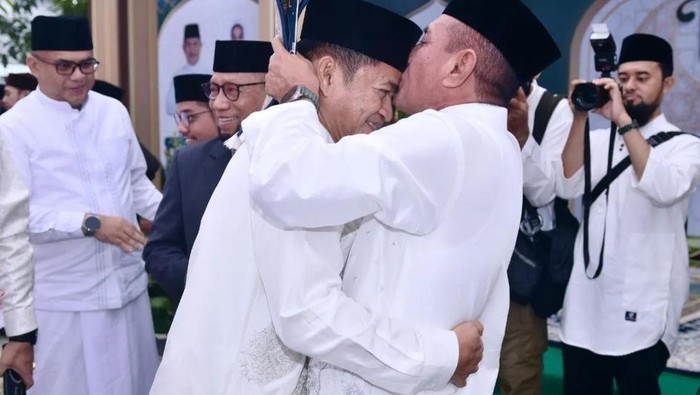 Edy Rahmayadi cium kening Pj Gubsu Hassanudin di momen salat Idul Fitri (Istimewa/Instagram @edy_rahmayadi)