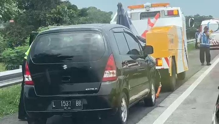 Evakuasi mobil yang terlibat totolan di Tol Sumo
