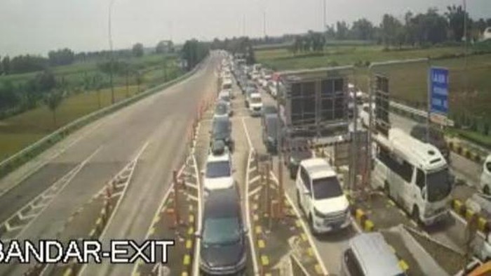 Foto CCTV Tol Jomo: Exit Bandar dan arteri Bandar Kedungmulyo di depan Exit Bandar