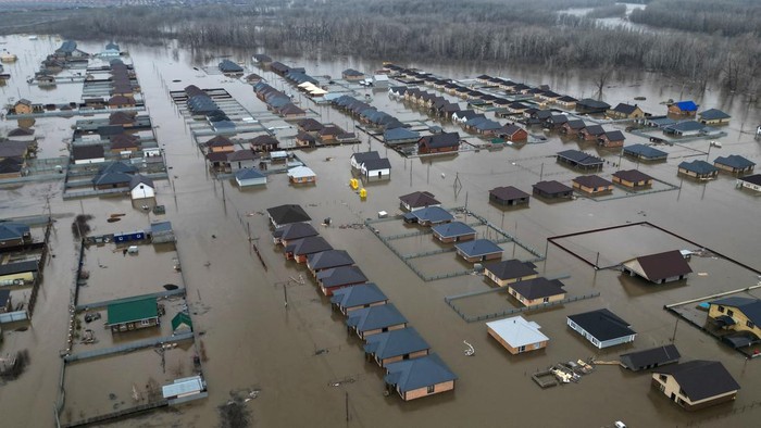 Foto-foto Udara Banjir Parah Menerjang Rusia A drone view shows a flooded residential area and Ural river in the settlement of Ivanovskoye, Orenburg region, Russia, April 10, 2024. REUTERS/Stringer