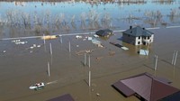 Banjir memaksa sekitar 110.000 orang mengungsi dan membanjiri sebagian kota Orenburg di Rusia. 