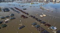 Di Orenburg, sebuah kota dengan populasi 550.000 jiwa, sekitar 1.200 km (750 mil) timur Moskow, ratusan rumah terendam banjir. 