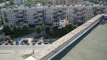 Pavil Kashin yang hobi parkour, sedang membalikkan badan di tepi gedung 16 lantai. Manuvernya berhasil, tetapi dia kehilangan pijakan setelah mendarat. Kashin terjatuh dan tewas akibat benturan. Foto: Allthatinteresting