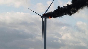 Foto ini diambil dari Ooltgensplaat, Belanda, tahun 2013. Turbin angin ini terbakar saat dua teknisi di atas dan tak banyak yang bisa mereka lakukan. Di foto, keduanya berpelukan sebelum salah satu dari mereka mencoba peruntungannya dengan melompat hingga tewas. Yang lain coba merangkak turun melalui tabung, hanya untuk terjebak di dalam. Mereka berusia 19 dan 21 tahun. Foto: Allthatinteresting