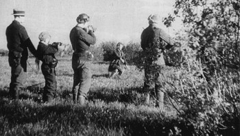 Gerilyawan Uni Soviet mengeksekusi pengkhianat di belakang garis Jerman pada tahun 1944. Foto: Allthatinteresting