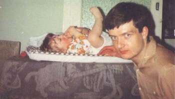Ian Curtis, penyanyi band rock tahun 70-an Joy Division, berpose bersama bayi perempuannya hanya lima hari sebelum dia bunuh diri pada tahun 1980.Foto: Allthatinteresting