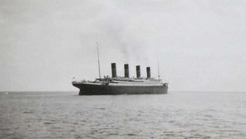 Gambar terakhir kapal Titanic mengapung sebelum tenggelam menabrak gunung es. Foto: Allthatinteresting