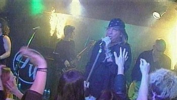 Seorang musisi memperhatikan permulaan kebakaran yang akan menewaskan 100 orang di klub malam The Station di Rhode Island pada 20 Februari 2003. Foto: Allthatinteresting