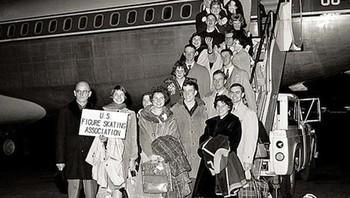 Tim skating AS tahun 1961 berpose untuk foto sebelum penerbangan mereka ke Kejuaraan Skating Dunia di Belgia. Pesawat itu jatuh saat mencoba mendarat. Foto: Allthatinteresting