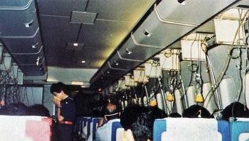 Foto ini diambil dari lokasi jatuhnya Japan Airlines Penerbangan 123, yang menunjukkan kabin sebelum tragedi terjadi. Semua 509 orang di dalamnya tewas. Foto: Allthatinteresting