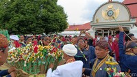 Ada lima jenis gunungan yang dihantarkan dari Karaton Ngayogyakarta Hadiningrat. Di antaranya gunungan kakung, estri, gepak, pawuhan dan gunungan darat. Seluruhnya didoakan di Masjid Gedhe sebelum dibagikan pengunjung yang hadir.