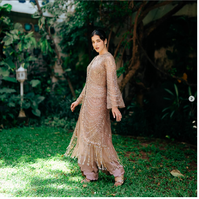 Tasya Farasya tampil memakai baju shimmer saat Lebaran 2024. “lebaran first outfit.. 💅🏻✨✨✨simmer simmer bling2 slay,” tulis Tasya yang mengenakan dress himmer cokelat dengan detail beads. Foto: Dok. Instagram