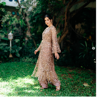 Tasya Farasya tampil memakai baju shimmer saat Lebaran 2024. “lebaran first outfit.. 💅🏻✨✨✨simmer simmer bling2 slay,” tulis Tasya yang mengenakan dress himmer cokelat dengan detail beads. Foto: Dok. Instagram