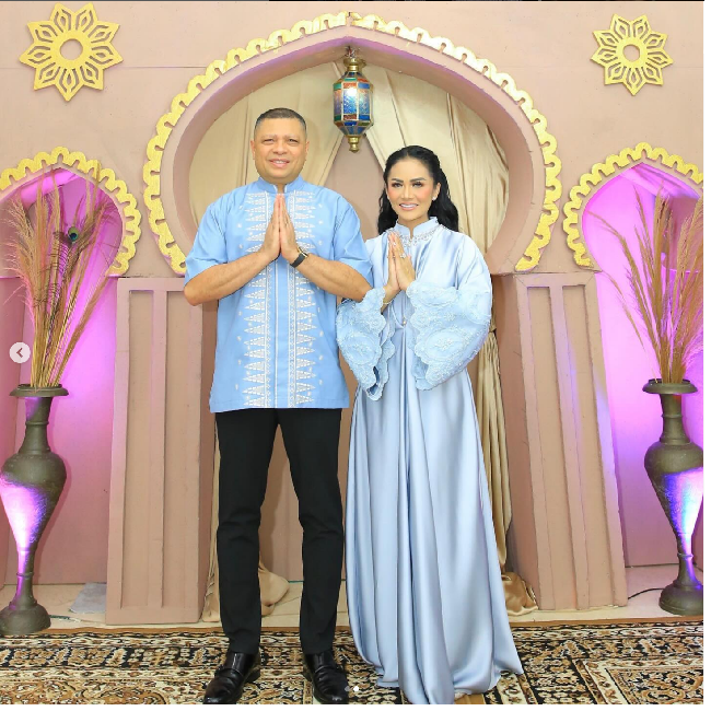 Lebaran 2024, Krisdayanti mengenakan dress shimmer warna biru dengan detail beads di bagian lengan dan leher. KD berpose bersama sang suami Raul Lemos yang mengenakan baju koko berwarna serasi dengan istrinya. Foto: Dok. Instagram