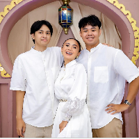 Kakak Krisdayanti, Yuni Shara, juga memakai dress shimmer serupa dengan adiknya. Hanya saja baju shimmer Yuni hadir dalam warna berbeda yaitu putih. Yuni berpose bersama kedua putranya yang juga memakai baju putih. Foto: Dok. Instagram