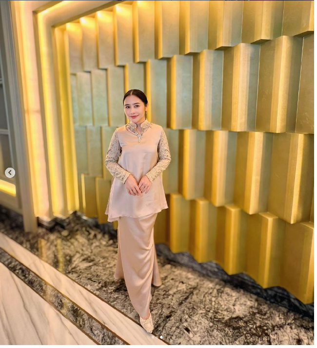 Aktris Prilly Latuconsina tampil dengan busana one set shimmer warna cokelat susu di Hari Lebaran 2024. Foto: Dok. Instagram