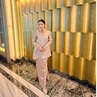 Aktris Prilly Latuconsina tampil dengan busana one set shimmer warna cokelat susu di Hari Lebaran 2024. Foto: Dok. Instagram