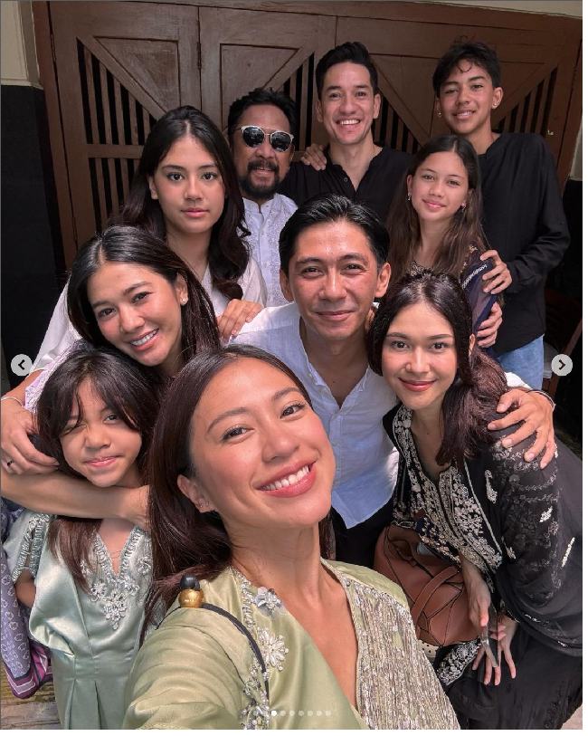 Selebgram Tyna Kanna berpose bersama mantan suaminya, Kenang Mirdad dan keluarga Mirdad lainnya di Hari Lebaran 2024. Tyna terlihat mengenakan kaftan shimmer warna hijau dari brand lokal Ava Prologue. Foto: Dok. Instagram
