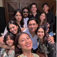 Selebgram Tyna Kanna berpose bersama mantan suaminya, Kenang Mirdad dan keluarga Mirdad lainnya di Hari Lebaran 2024. Tyna terlihat mengenakan kaftan shimmer warna hijau dari brand lokal Ava Prologue. Foto: Dok. Instagram