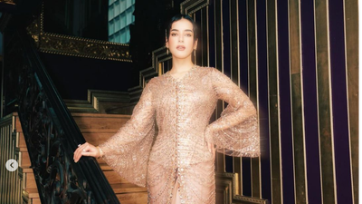 8 Gaya Artis dan Selebgram Pakai Baju Shimmer, Tren Lebaran 2024