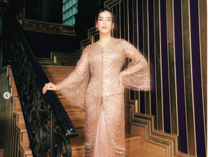 8 Gaya Artis dan Selebgram Pakai Baju Shimmer, Tren Lebaran 2024