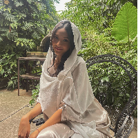 Aktris dan selebgram Anya Geraldine terlihat memesona saat berpose di Hari Lebaran 2024 dalam balutan dress shimmer warna nude. Foto: Dok. Instagram