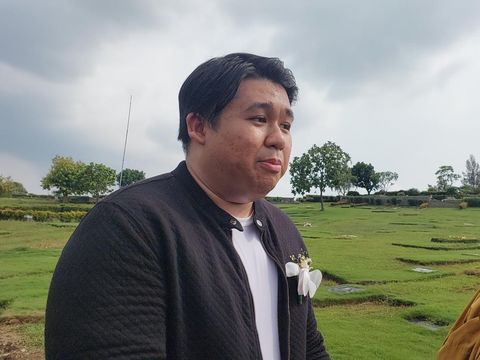 Kekasih Melitha Sidabutar, Glen Imanuel Sanjaya, usai pemakaman di San Diego Hills, Karawang, Kamis (11/4/2024).