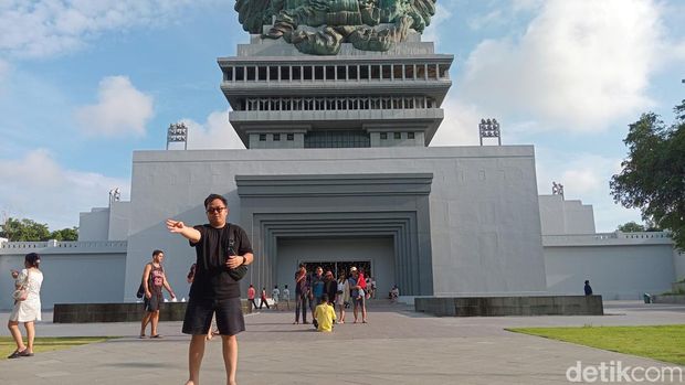 Turis berpose di patung GWK, Kamis (11/4/2024).