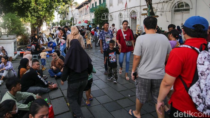 Hari Kedua Lebaran, Kota Tua Jakarta Diserbu Pengunjung Pada hari kedua libur Idulfitri 1445 Hijriah, Kamis (11/4/2024), Unit Pengelola Kawasan (UPK) Kota Tua, Jakarta mencatat jumlah wisatawan yang berkunjung ke Kota Tua hingga pukul 12.00 WIB mencapai 1.463 orang.