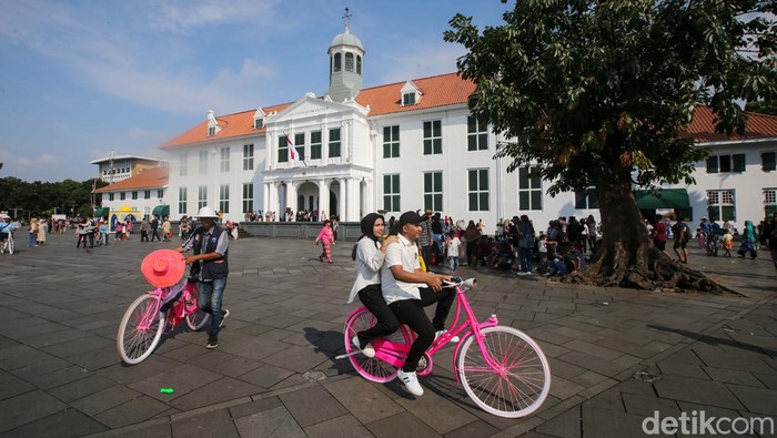 Hari Kedua Lebaran, Kota Tua Jakarta Diserbu Pengunjung Pada hari kedua libur Idulfitri 1445 Hijriah, Kamis (11/4/2024), Unit Pengelola Kawasan (UPK) Kota Tua, Jakarta mencatat jumlah wisatawan yang berkunjung ke Kota Tua hingga pukul 12.00 WIB mencapai 1.463 orang.