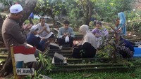 Warga berdoa di pusara keluarga saat berziarah di tempat pemakaman umum (TPU) Kebayoran Lama, Jakarta, Kamis (11/4/2024).