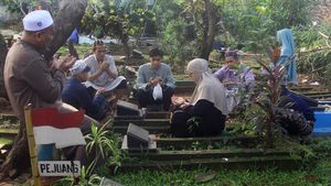 Hari Kedua Lebaran, Warga Ziarah di TPU Kebayoran Lama