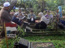 Hari Kedua Lebaran, Warga Ziarah di TPU Kebayoran Lama