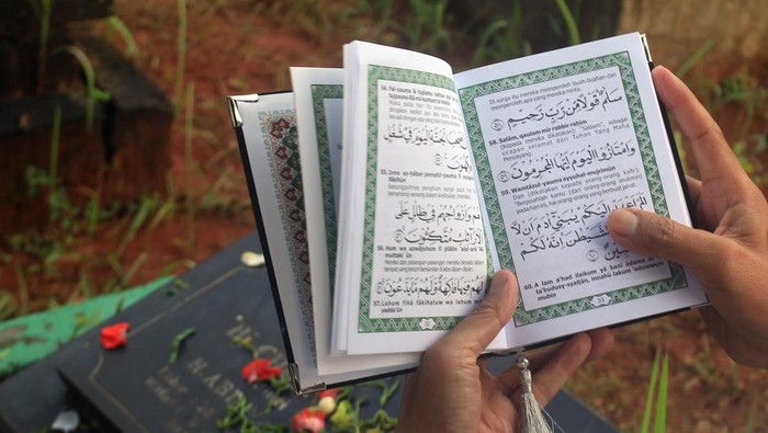 Warga berdoa di pusara keluarga saat berziarah di tempat pemakaman umum (TPU) Kebayoran Lama, Jakarta, Kamis (11/4/2024). Berziarah ke makam kerabat saudara pada hari kedua lebaran tersebut menjadi tradisi warga asli Jakarta saat Idul Fitri untuk mendoakan keluarganya yang telah meninggal. ANTARA FOTO/Muhammad Iqbal/nym.