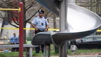 Dua kelompok yang berada di taman mulai baku tembak. Namun polisi tidak yakin penembakan itu ada hubungannya dengan perayaan keagamaan ini. 