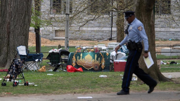 Horor Penembakan di Philadelphia AS Saat Perayaan Idul Fitri The area where a shooting took place during an Eid event being held at Clara Muhammad Square is pictured in West Philadelphia, Pennsylvania, U.S. on April 10, 2024. REUTERS/Matthew Hatcher