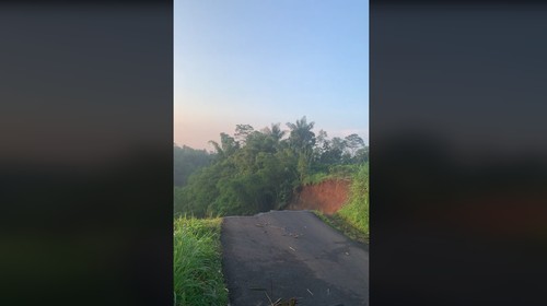 Jalan amblas di Banjar Malet Tengah, Desa Tiga, Kecamatan Susut, Bangli. (Tangkapan layar video akun TikTok @lautan_segara)