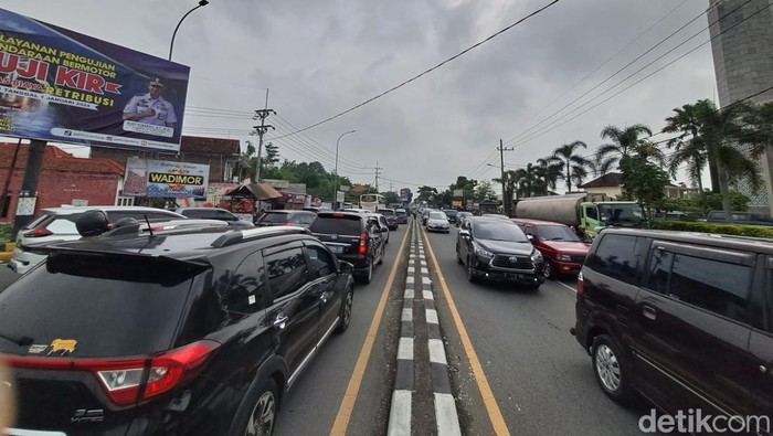 Jalur Arteri Bandar Kedungmulyo Jombang Macet 3 Km Imbas Simpang Mengkren