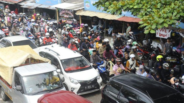 Arus Kendaraan Padat Merayap di Ruas Jalan Pantai Carita pada Hari Kedua Idul Fitri