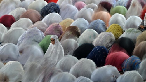 Jamaah Tarekat Syattariyah melaksanakan shalat Idul Fitri 1445 H di Masjid Agung Syekh Burhanuddin, Ulakan, Padang Pariaman, Sumatera Barat, Kams (11/4/2024). Jamaah Syattariyah di Padang Pariaman menetapkan 1 syawal 1445 Hijriah sehari setelah waktu yang ditetapkan pemerintah yakni pada Kamis (11/4) yaitu memakai hitungan bilangan takwim qamsyiah dan melihat hilal (bulan) dengan mata telanjang sesuai tradisi turun-temurun. ANTARA FOTO/Iggoy el Fitra/nym.