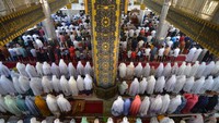 Mereka memakai hitungan bilangan takwim qamsyiah dan melihat hilal (bulan) dengan mata telanjang sesuai tradisi turun-temurun. 
