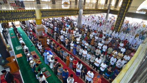 Jamaah Tarekat Syattariyah melaksanakan shalat Idul Fitri 1445 H di Masjid Agung Syekh Burhanuddin, Ulakan, Padang Pariaman, Sumatera Barat, Kams (11/4/2024). Jamaah Syattariyah di Padang Pariaman menetapkan 1 syawal 1445 Hijriah sehari setelah waktu yang ditetapkan pemerintah yakni pada Kamis (11/4) yaitu memakai hitungan bilangan takwim qamsyiah dan melihat hilal (bulan) dengan mata telanjang sesuai tradisi turun-temurun. ANTARA FOTO/Iggoy el Fitra/nym.