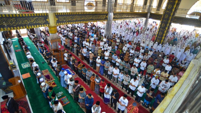 Jamaah Tarekat Syattariyah di Padang Pariaman Gelar Salat Id Hari Ini Jamaah Tarekat Syattariyah melaksanakan shalat Idul Fitri 1445 H di Masjid Agung Syekh Burhanuddin, Ulakan, Padang Pariaman, Sumatera Barat, Kams (11/4/2024). Jamaah Syattariyah di Padang Pariaman menetapkan 1 syawal 1445 Hijriah sehari setelah waktu yang ditetapkan pemerintah yakni pada Kamis (11/4) yaitu memakai hitungan bilangan takwim qamsyiah dan melihat hilal (bulan) dengan mata telanjang sesuai tradisi turun-temurun. ANTARA FOTO/Iggoy el Fitra/nym.