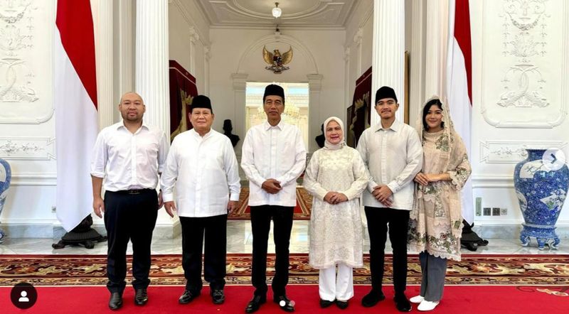Kaesang foto bersama Jokowi dan Prabowo di hari kedua lebaran.
