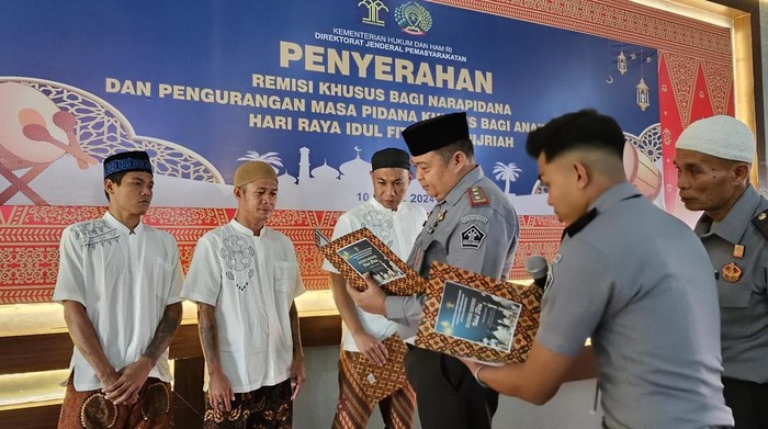 Kalapas Kelas IIA Bukittinggi, Herdianto saat menyerahkan remisi khusus kepada warga binaan. (dok. Lapas Kelas IIA Bukittinggi).